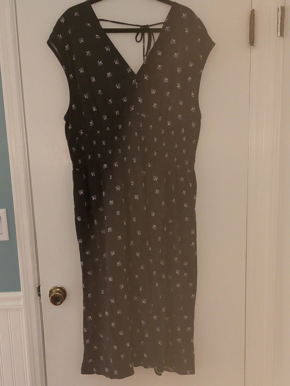Old Navy Navy Floral V-Neck Midi Dress